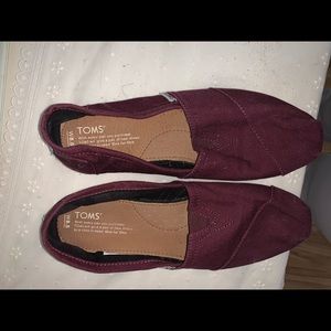 Women’s Toms 8.5 Maroon Slip on